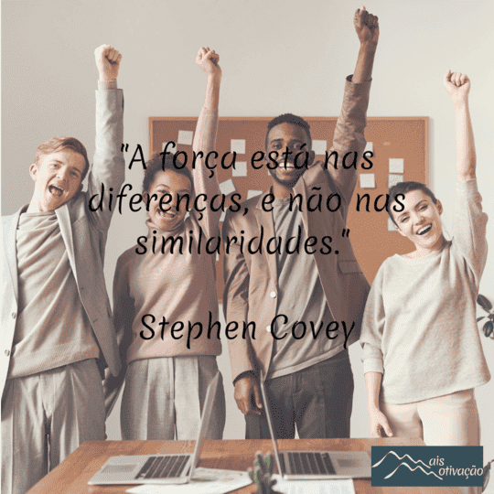 Uma frase do dia com quatro pessoas ao fundo, braços levantados em comemoração