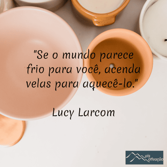 Uma frase do dia com velas ao fundo.