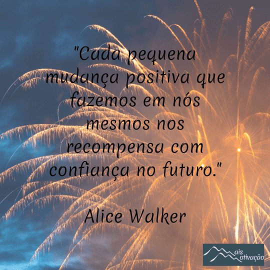 uma frase do dia com um fundo contendo fogos de artificio em um céu a noite