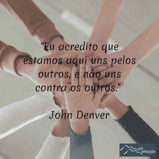 Uma frase do dia com mãos dadas ao fundo