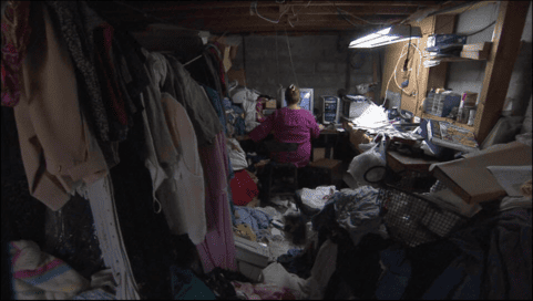 mulher com compulsão por compras em sua casa