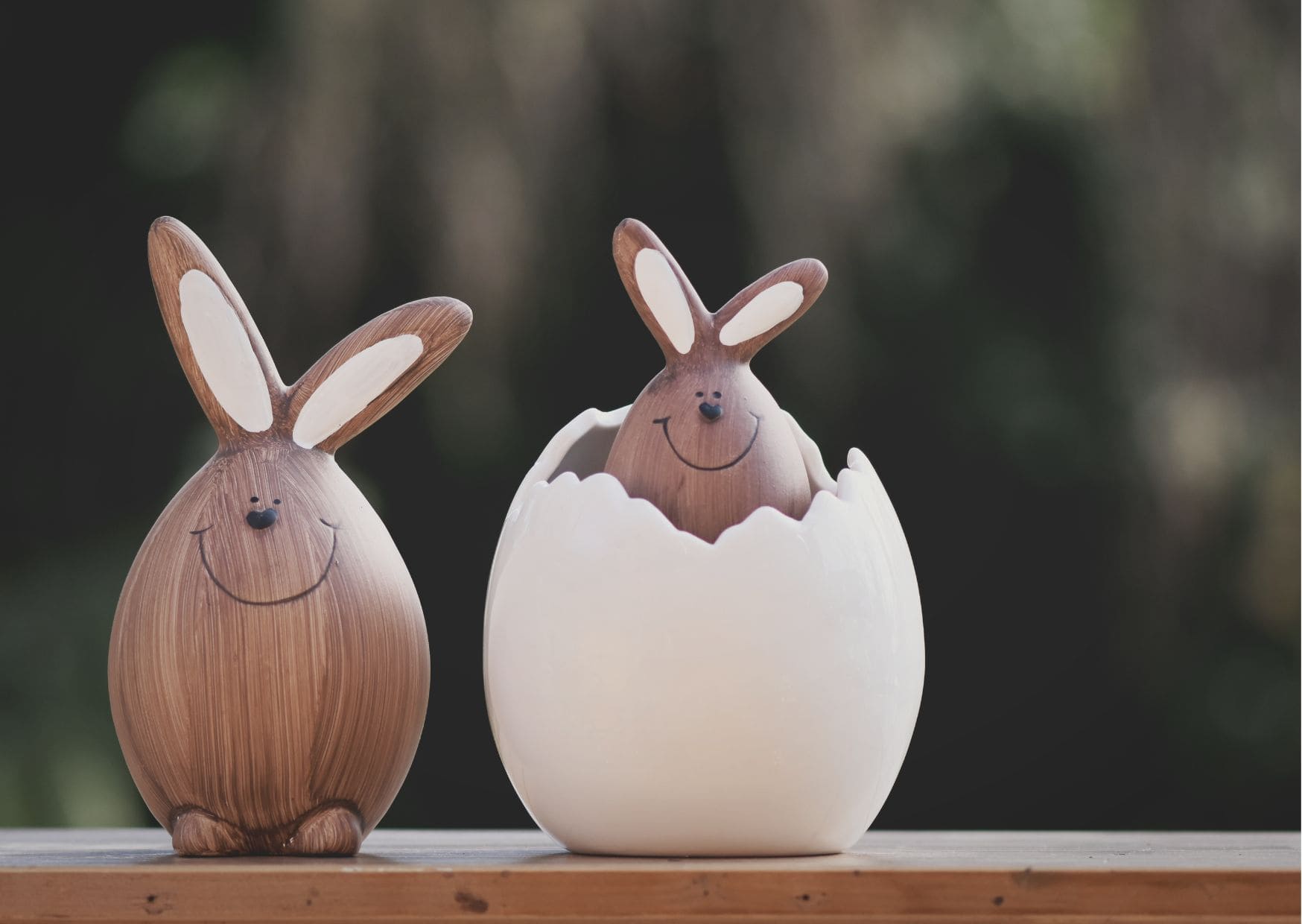 um coelho de pascia saindo de dentro de um ovo